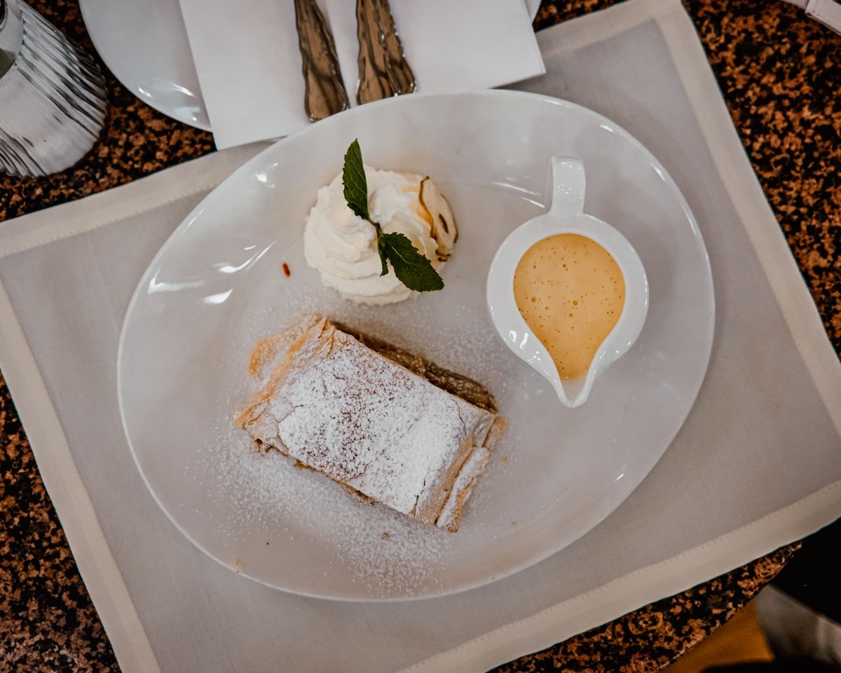 Hausgemachter Apfelstrudel mit Vanillesauce